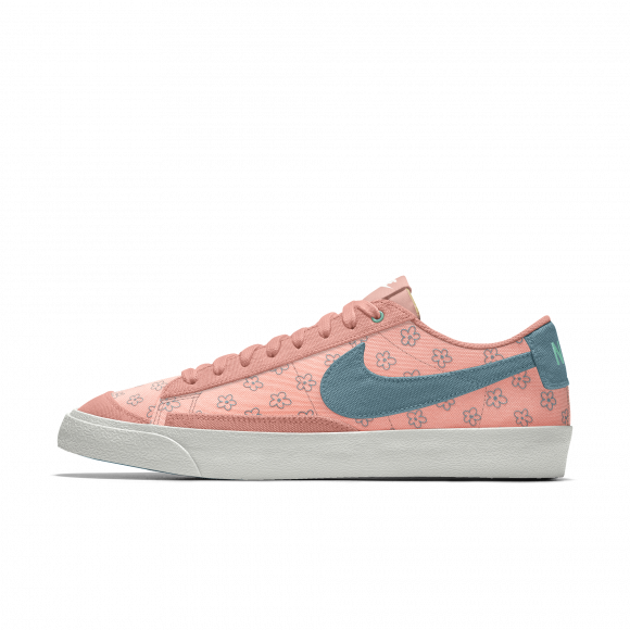 Chaussure personnalisable Jan Nike Blazer Low '77 By You pour Femme - Rose - 9693201788