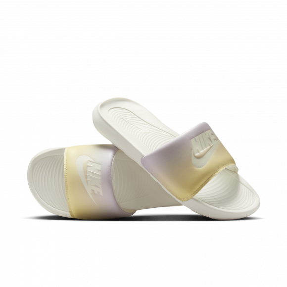 Nike Victori OneDamen-Slides mit Print - Weiß - CN9676-107