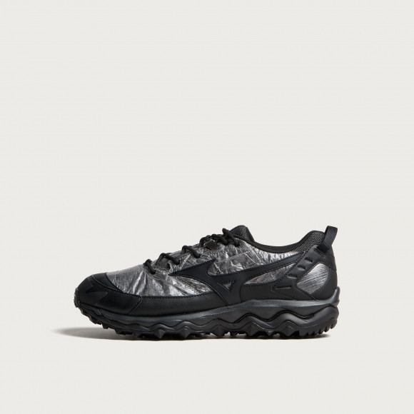 Mizuno Men's x Han Kjobenhavn Wave Mujin TL in Black/Black Sand/Iron Gate - D1GD261301