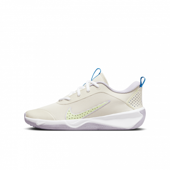 Nike Omni Multi-Court-sko til større børn (indendørs/bane) - brun - DM9027-106
