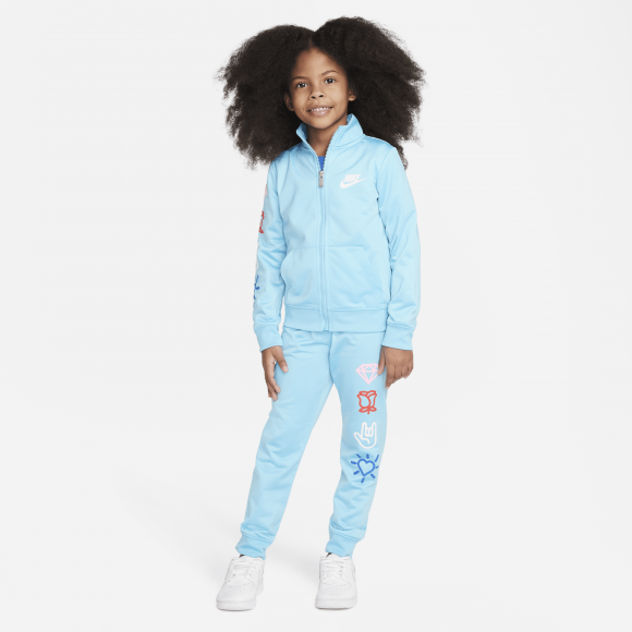 XO Swoosh Tricot tracksuit til mindre børn - Features Nike Swoosh branding on the front -