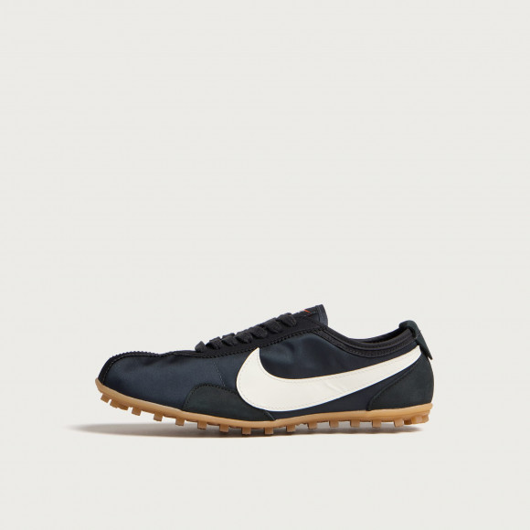 Nike Women's Moon Shoe ESS Sneaker in Noir/Black/Brown - IX7025-001