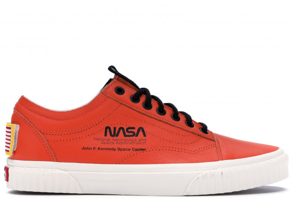 Vans Old Skool Space Voyager Firecracker In esclusiva per ASOS Vans Better Together Airbrush T-shirt corta nera con logo piccolo - VN0A38G1UPA